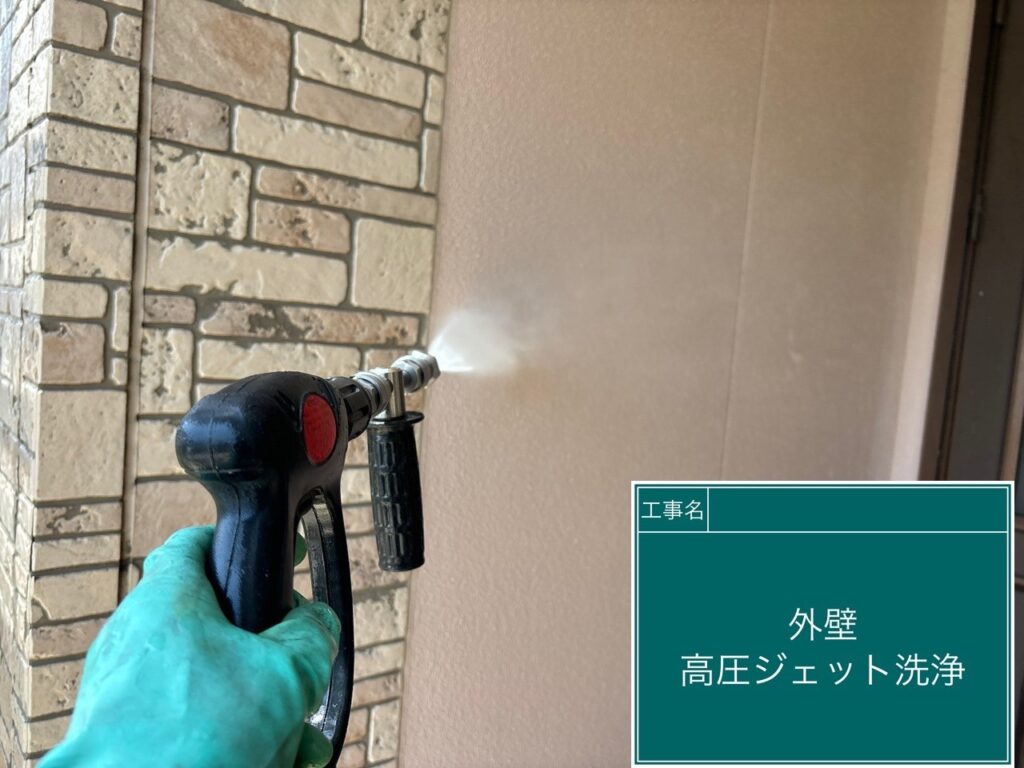 外壁を高圧ジェットで洗浄します。
