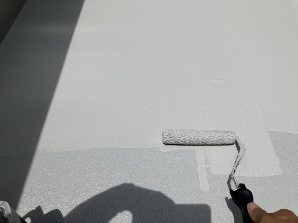 階段天板の上塗りをします。